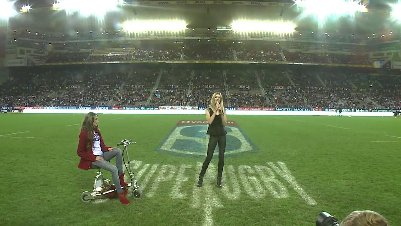 Kristi Lowe performs 