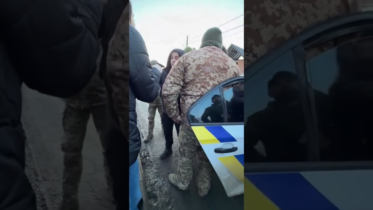 Розлючений натовп напав на ТЦК та поліцію, які захотіли спакувати хлопця