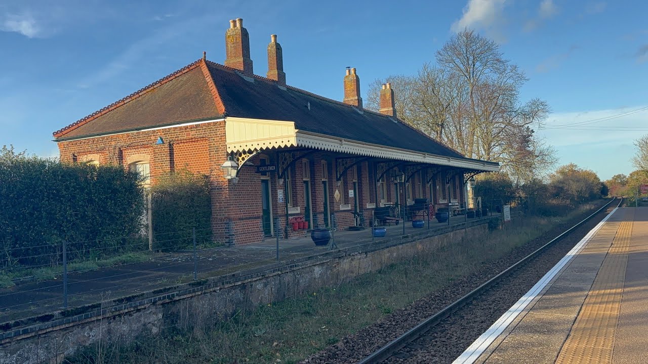 Gunton Railway Station | Trains at and a tour of the station | 13/11/2025