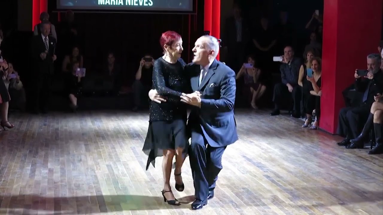 María Nieves y Pancho Martínez Pey  bailan 
