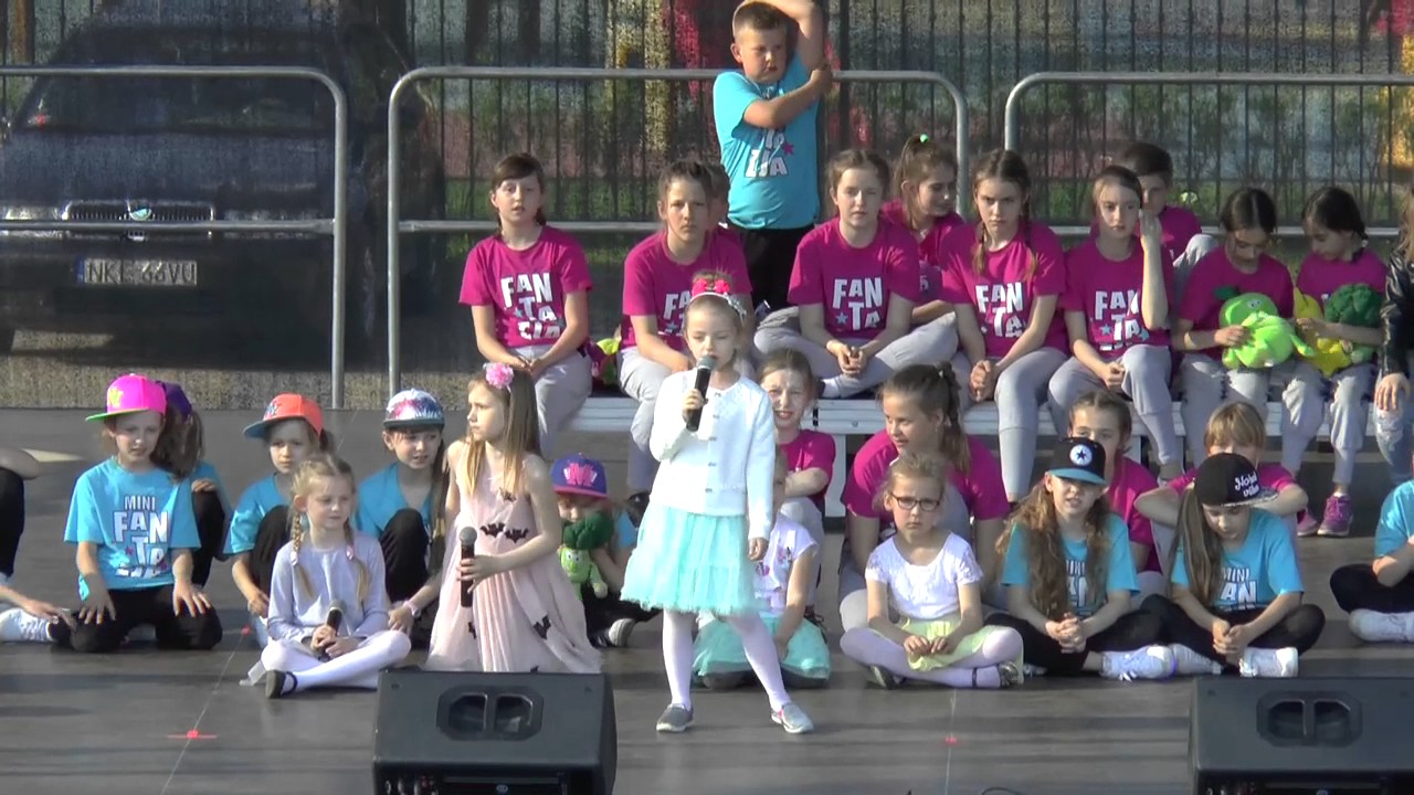 Występ grup tanecznych Mini Fantazja i Fantazja oraz solistek z GOKiR Wilkasy