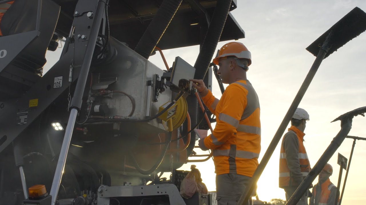 Finisseur Volvo P7820D équipé de Pave Assist