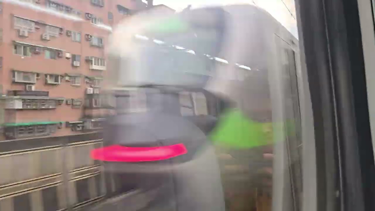 1122次新竹發車經由西部幹線開往基隆的銀綠色微笑號EMU900型十輛一編組EMU925區間車，和1131次基隆發車經由西部幹線開往新竹的銀綠色微笑號EMU900型十輛一編組EMU950區間車