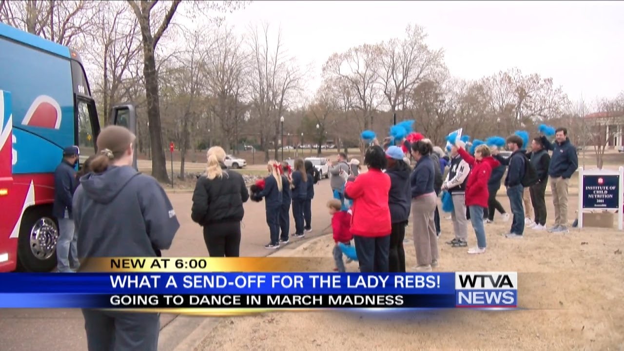 Болельщики команды Ole Miss провожают женскую баскетбольную команду Lady Rebs на турнир NCAA.