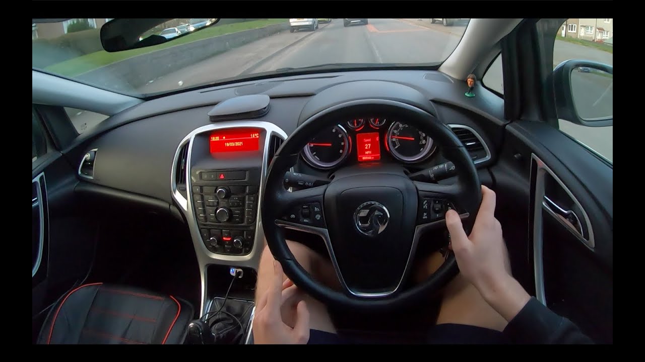 Vauxhall Astra 1.4 SRI 2013 года выпуска, вид с дороги (автомагистраль).