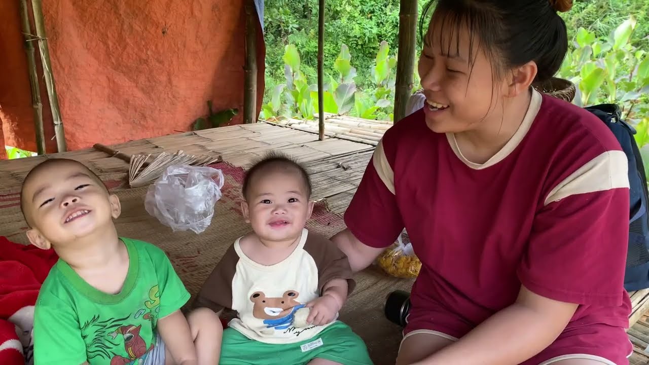 A single mother catches snails to improve her meals and renovate her small house.