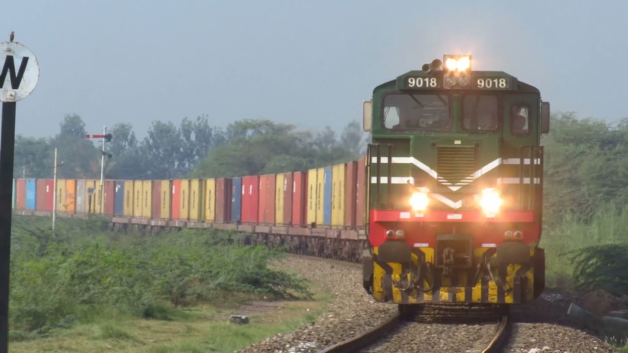 High Speed Container Service QQS Train Lead GEU-40 Branch Line Sahianwala Pakistan Railways