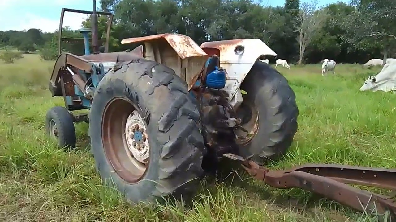 Um trator velho antigo, mas mesmo assim é muito útil em uma chácara e fazenda.