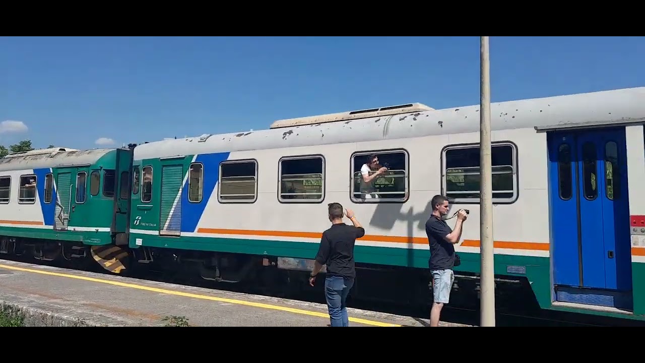 ALn 668 3335 e 3306 Treno pieno per l'ultima corsa sulla Avezzano-Roccasecca A Isola del Liri