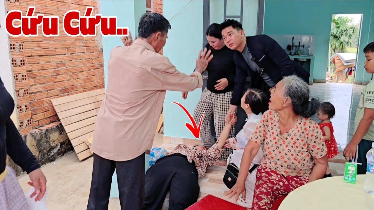 Gặp sự cố tá hỏa khi trao gần 300 triệu cho cậu bé lớp 9 mất cả cha và mẹ đi mót mủ nuôi em