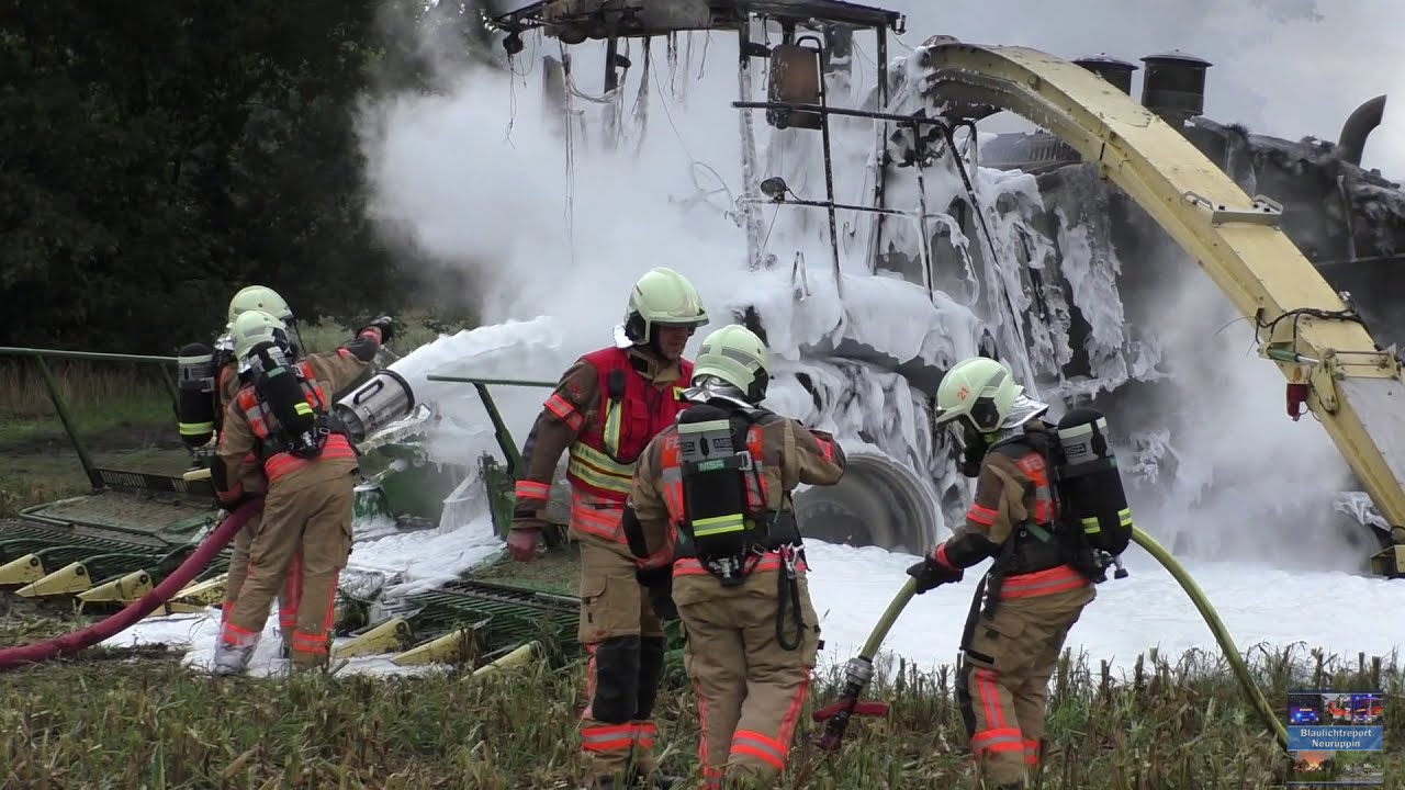 Meterhohe Flammen bei Erntearbeiten|Maishäcksler gerät auf Feld in Vollbrand und brennt komplett aus
