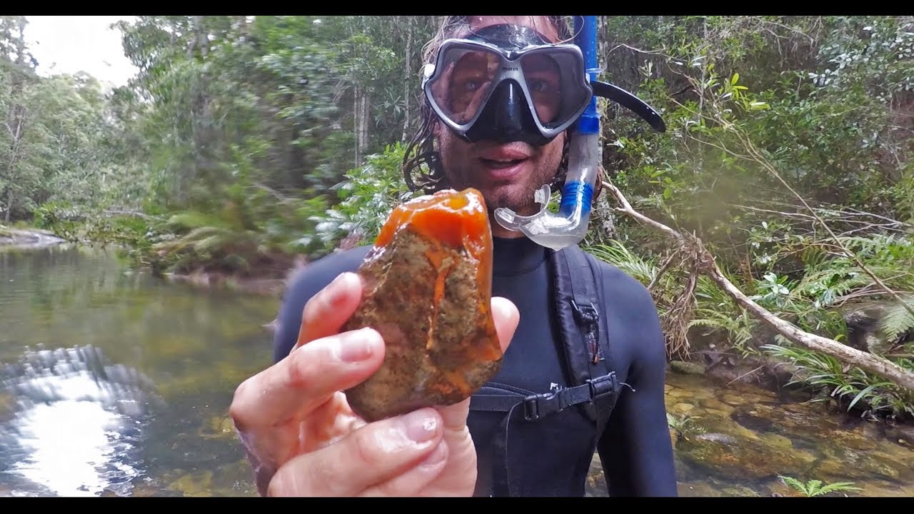 Snorkelling for agate crystals