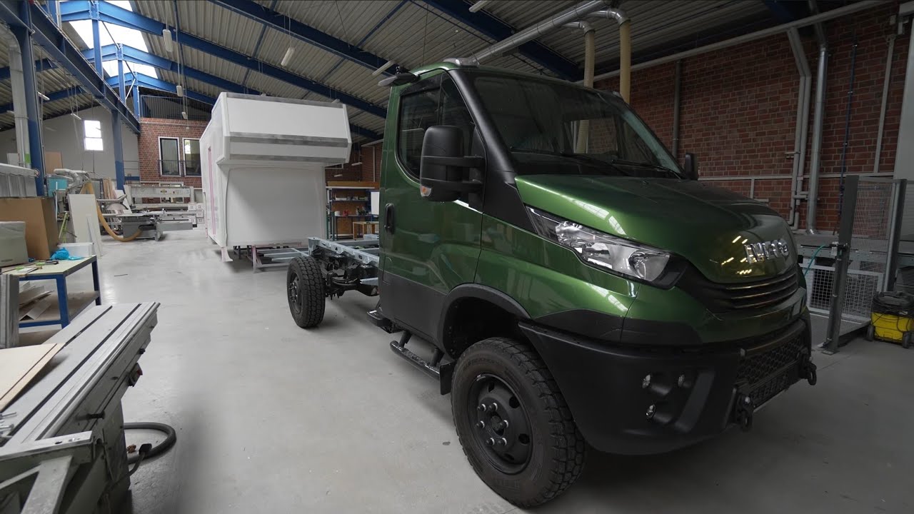 Wohnmobil Expertin Maria (37) erklärt Wohnmobil Emmert mit Iveco Daily 4x4 Leerkabine 2024.