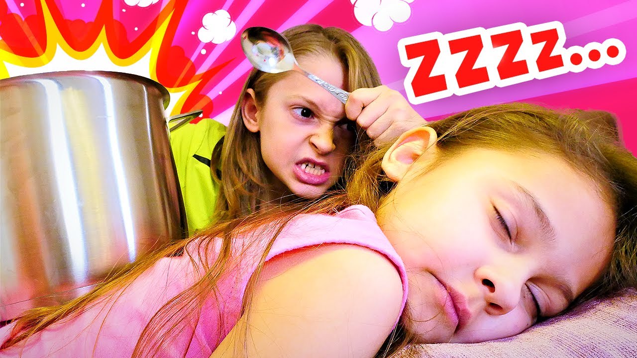 Selin lässt ihren Bruder nicht schlafen. Lustige Geschwister Show. Spielzeug Video für Kinder