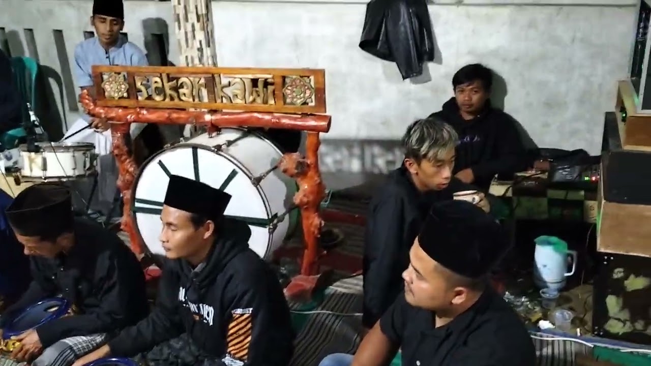 Sekar Kawi lagu pembuka...