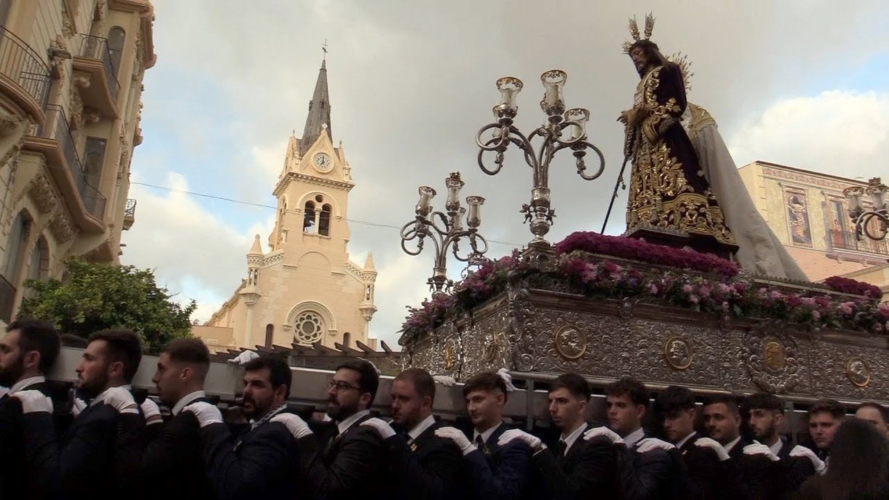 Cientos de personas en la calle para ver la procesión extraordinaria del Cautivo