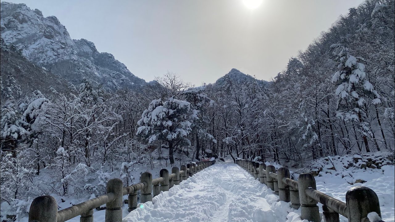 설악산 Hiking At Seoraksan - Winter In The Valley