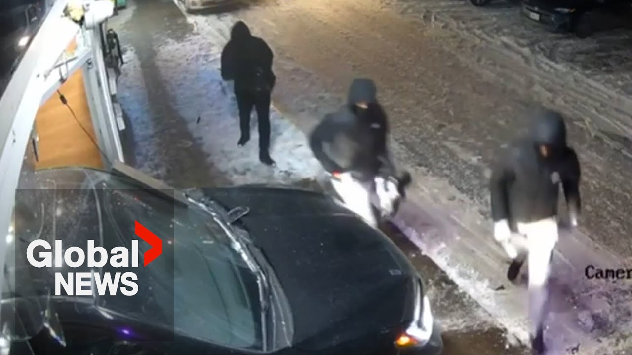 Truck smashes into Toronto jewelry store in attempted robbery, video shows