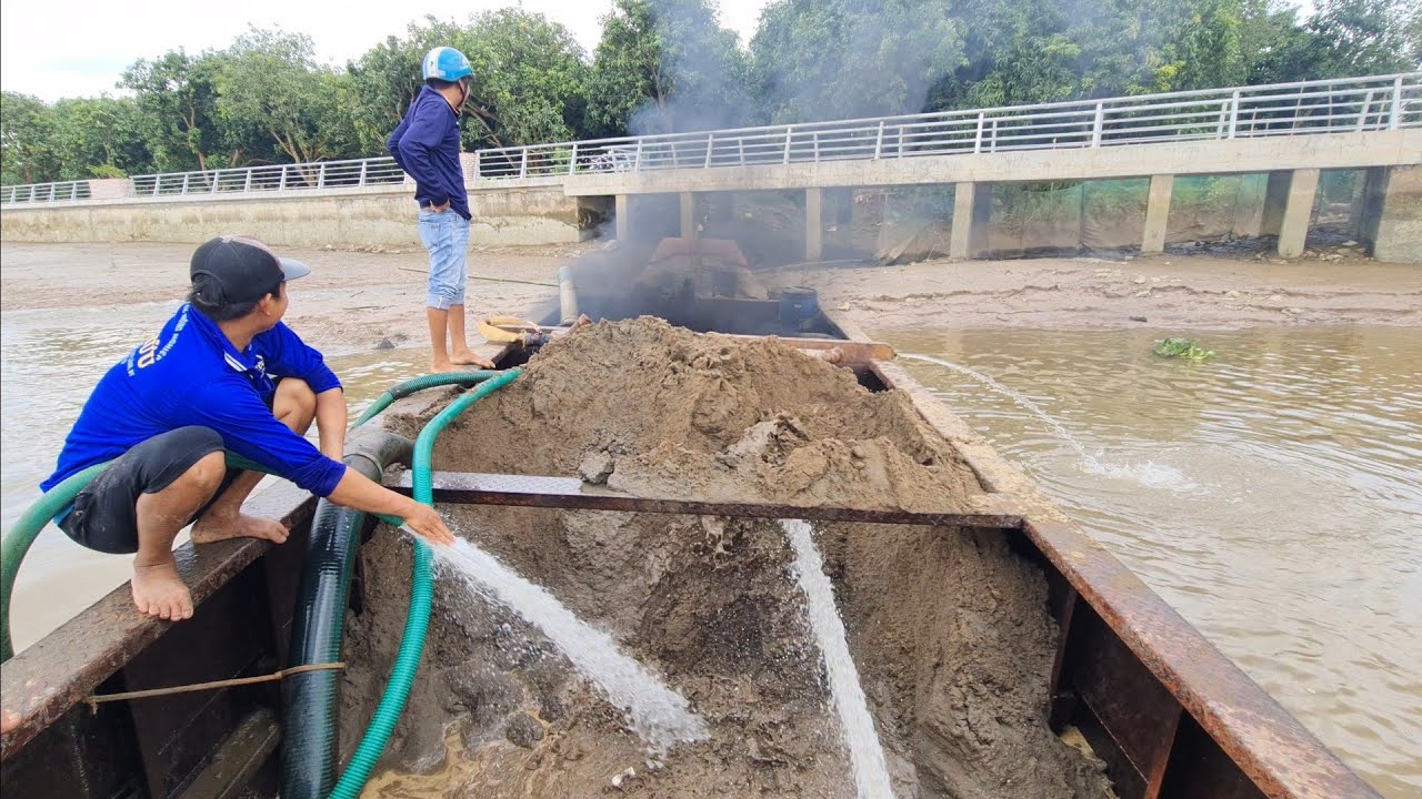Quá trình bơm ghe cát nhỏ 20 khối/Process of pumping small sand boat 20 cubic meters