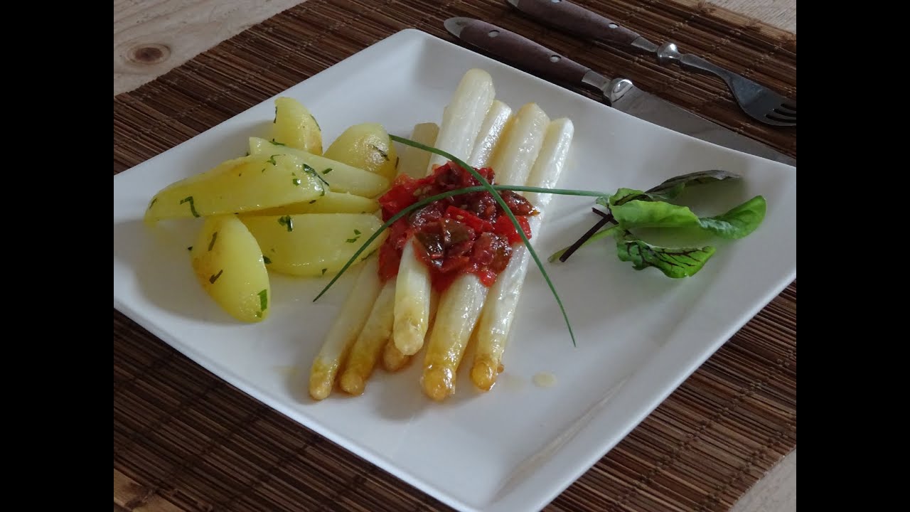 Ofenspargel mit lauwarmen Tomaten und Bärlauchkartoffeln