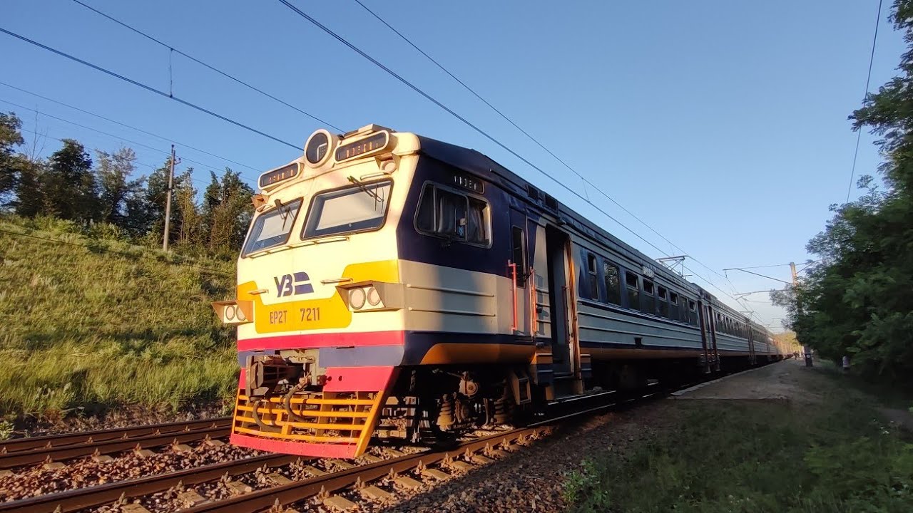 ЭР2Т-7211 прибывает на станцию Харьков-Левада