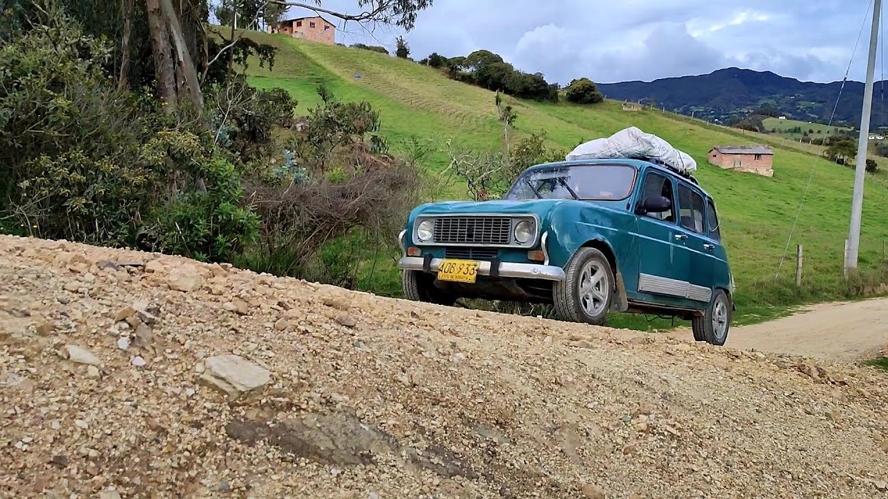 Renault 4 Subiendo por destapado... un tractorcito