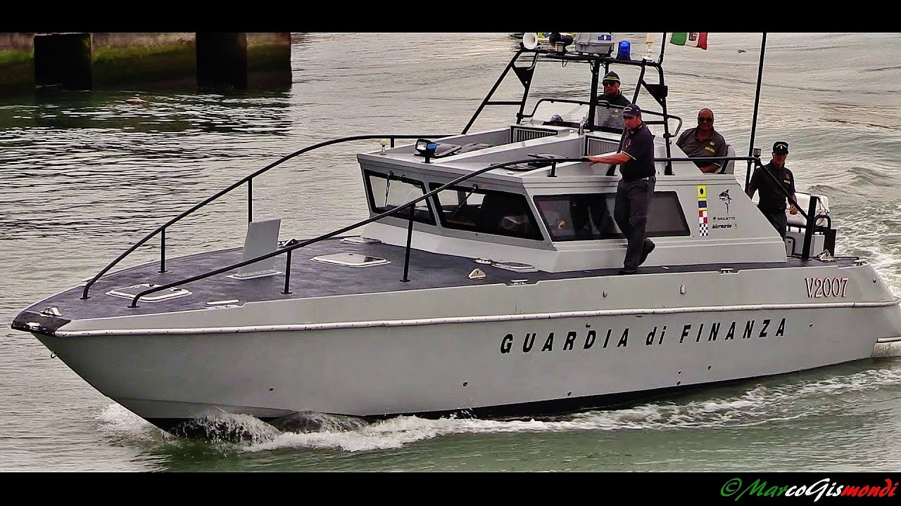 lancia Guardia di Finanza interviene per gommone in avaria a Fiumicino