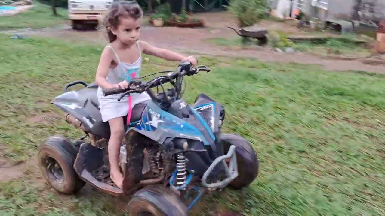 Depois da chuva aqui na chácara a Anny quis brincar um pouco  no quadriciclo MXF 90cc 