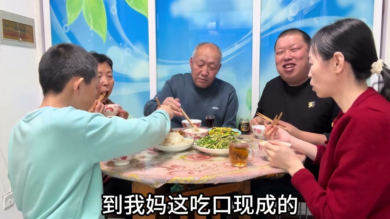 夫妻俩干完活回老妈家吃饭，四个东北家常菜，下酒又下饭造的贼香 #记录真实生活 #日常vlog #美食