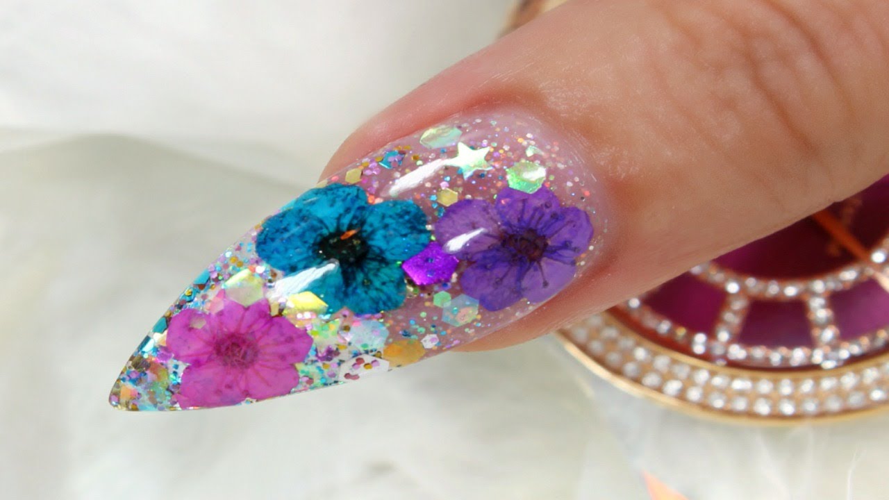 REAL DRIED FLOWERS AND GLITTER NAIL