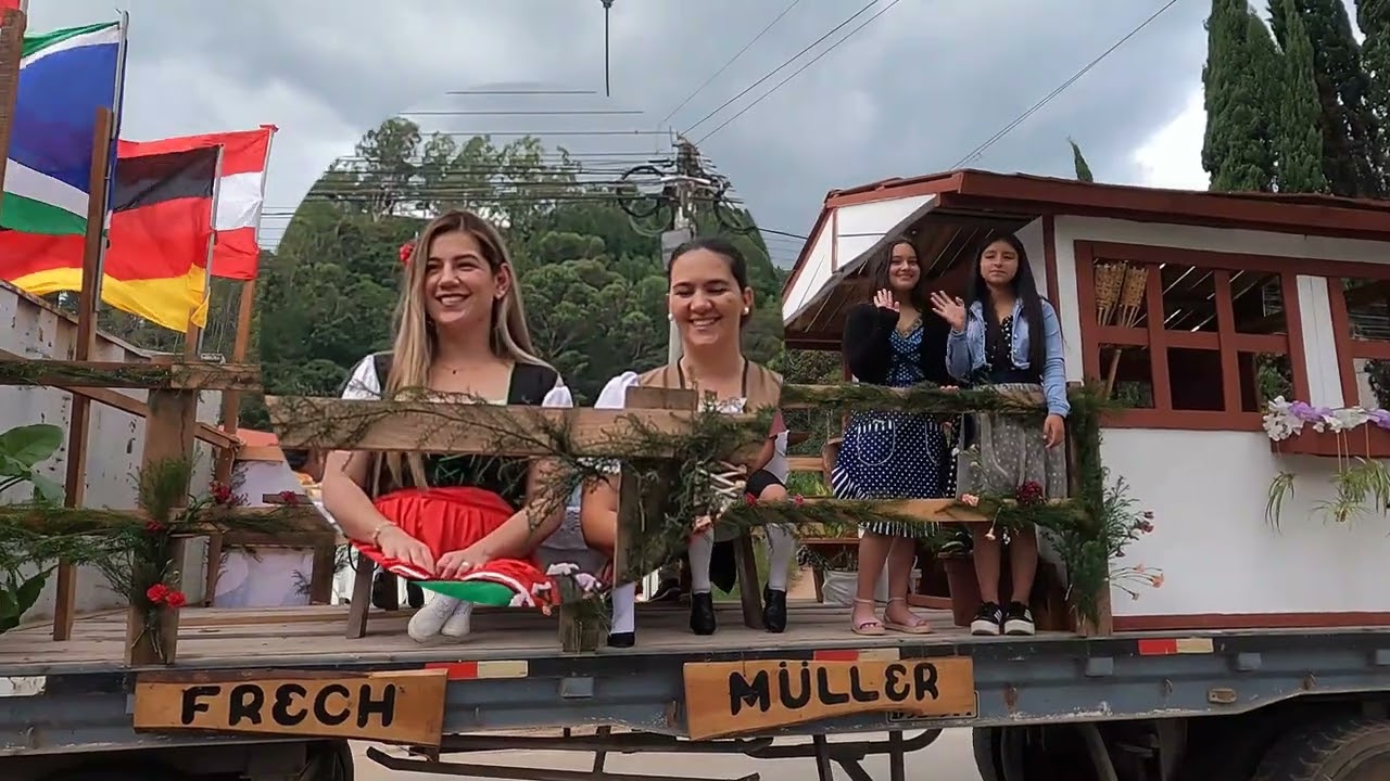Desfile de Carros alegóricos  ♥ Día de la Herencia Oxapampina.