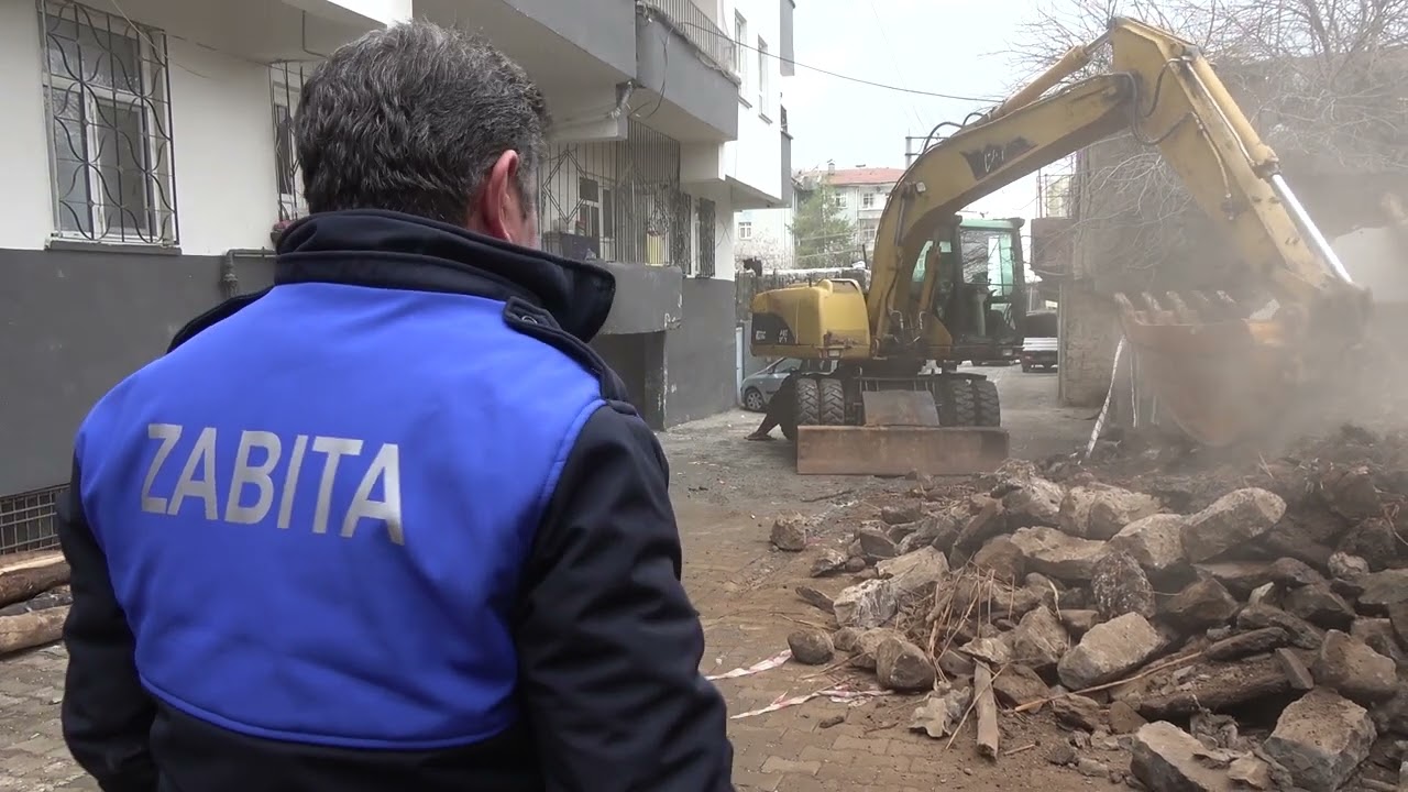 Siverek’te metruk evin yıkımı gerçekleştirildi