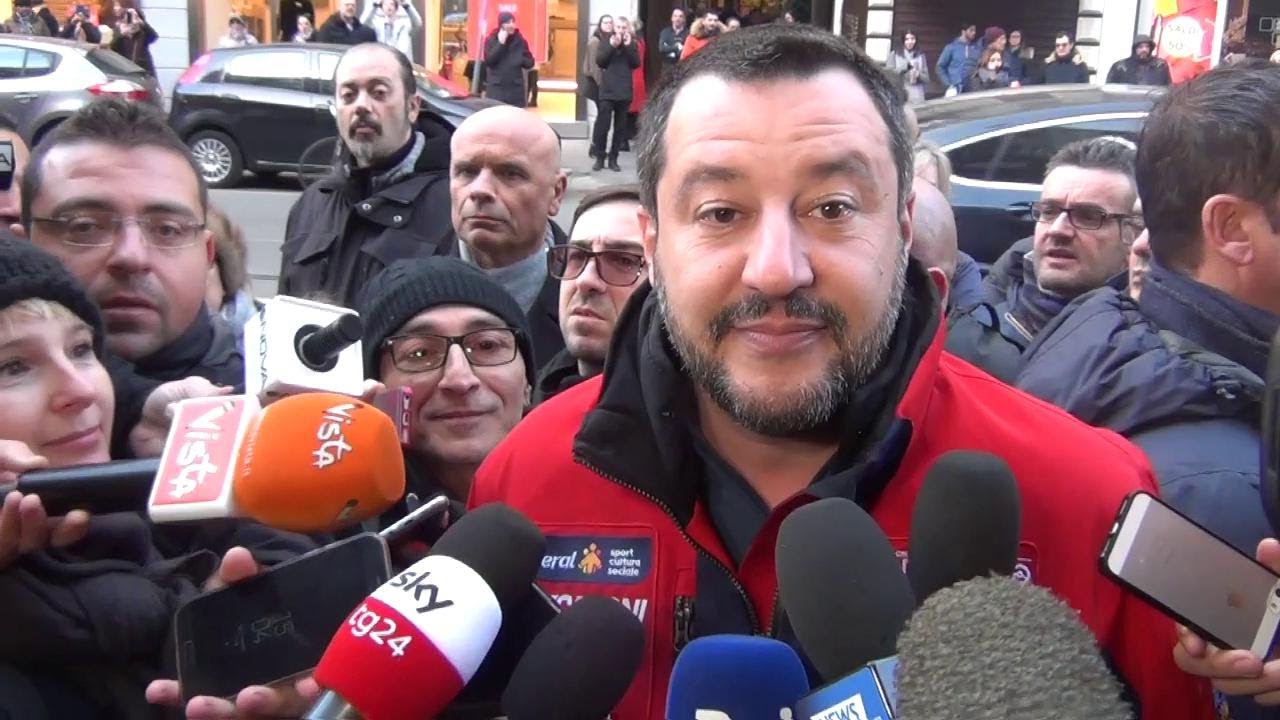 Salvini e le divise: 