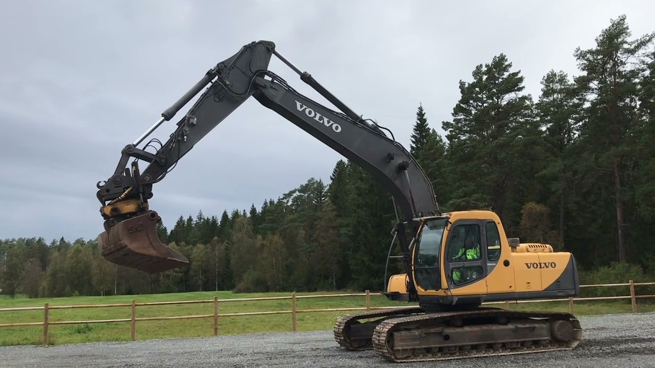 Köp Grävmaskin Volvo EC210 LC med tiltrotator och redskap på Klaravik