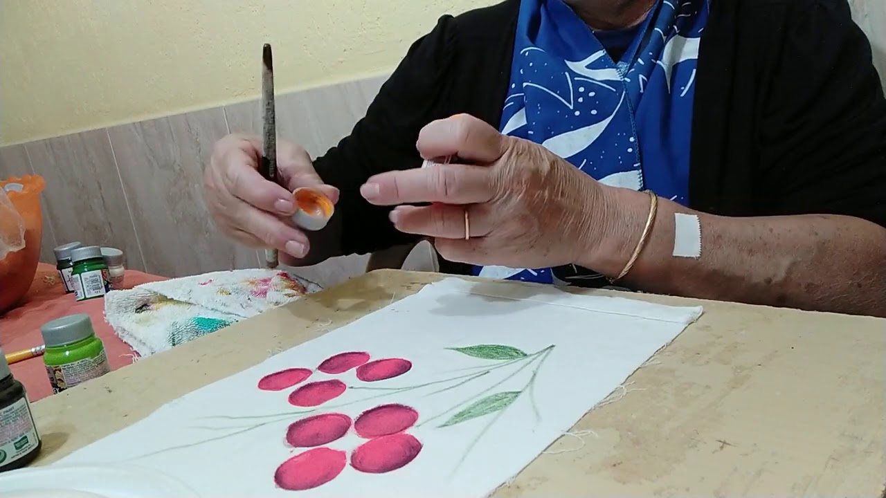 pintando flores com tampinhas pet.