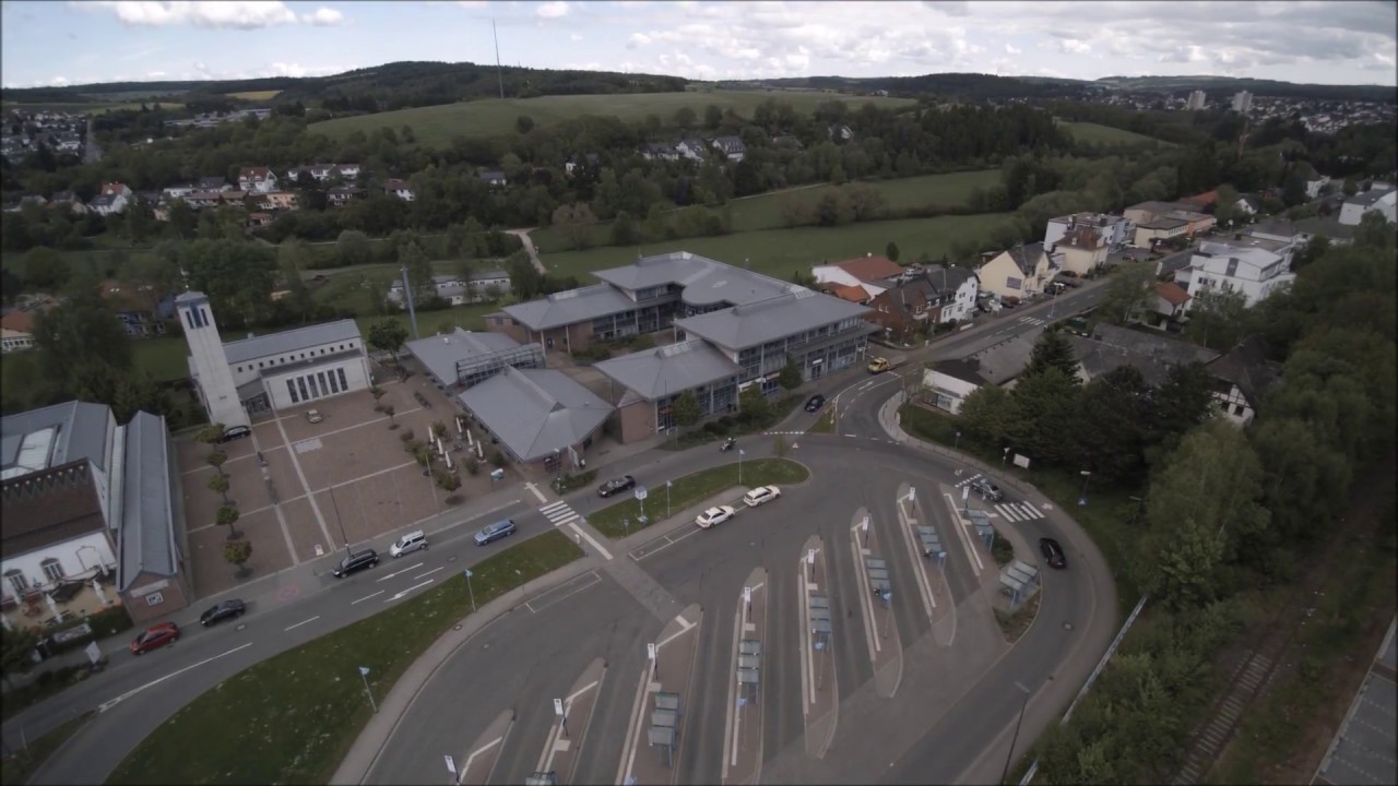 Drohnenflug Taunusstein-Hahn Zentrum Rundblick, Rathaus, Busbahnhof