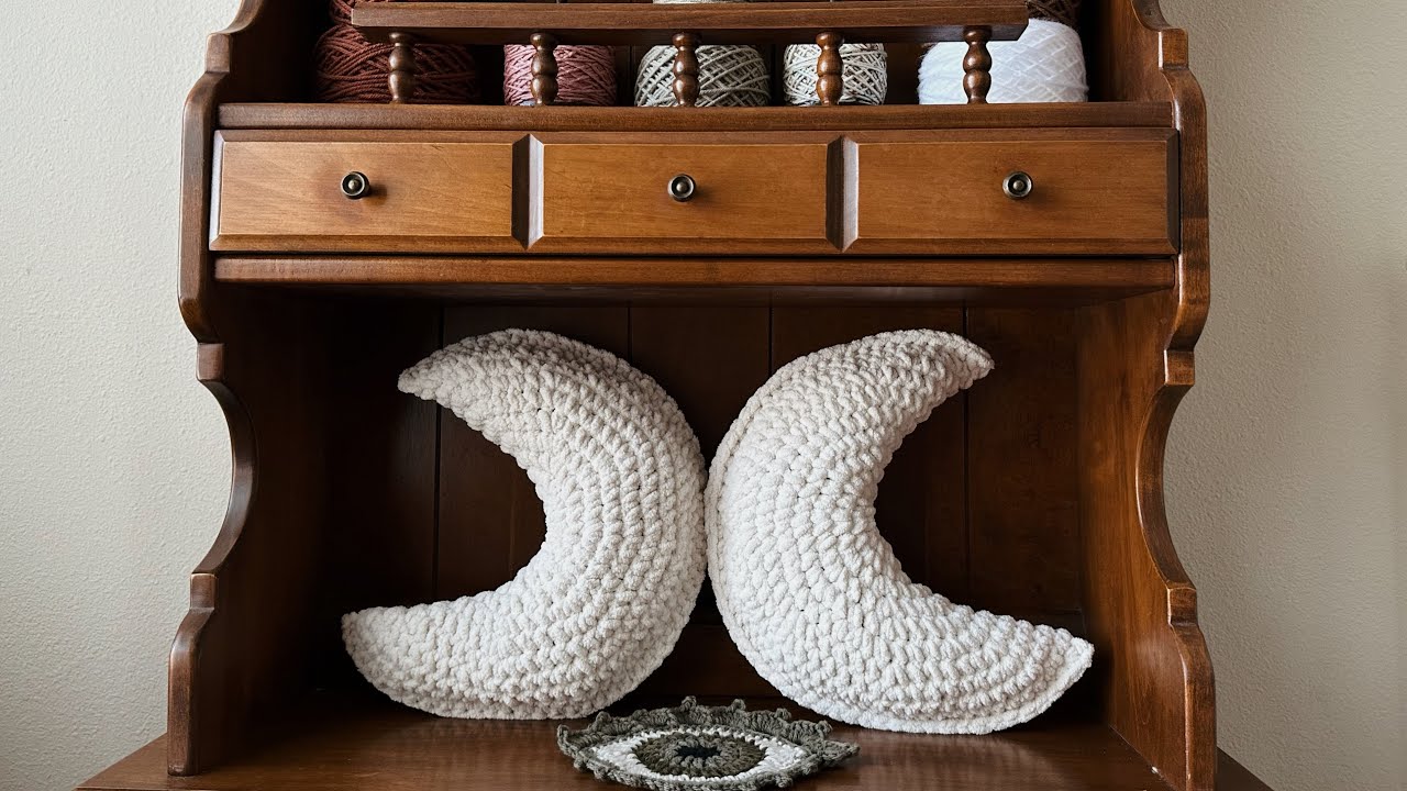 ✨Crochet crescent moon pillow🌜✨ no sew beginner friendly tutorial, 1/3 moon phase set