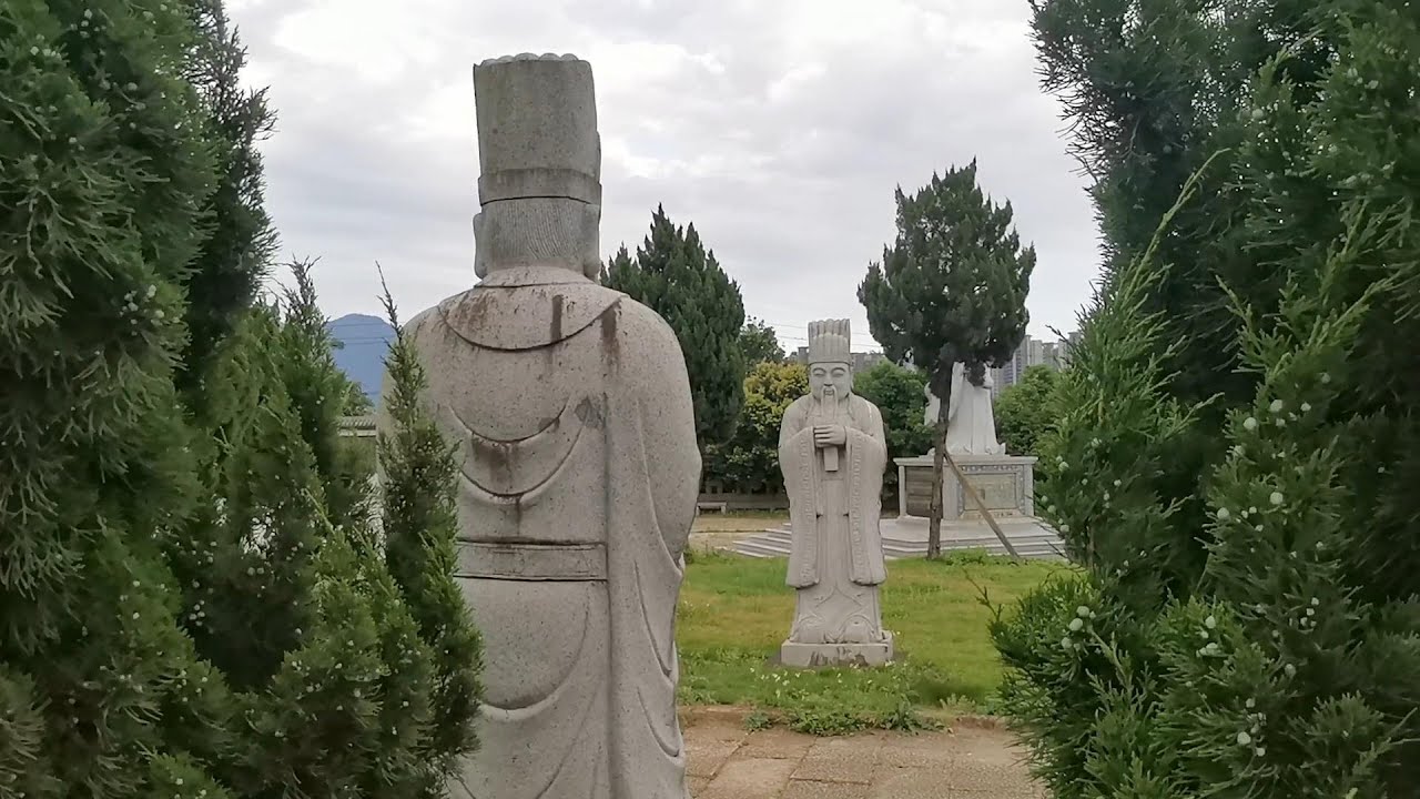 福州郊区有座闽王帝陵，可惜被盗墓贼洗劫一空，荒草丛生无人管理