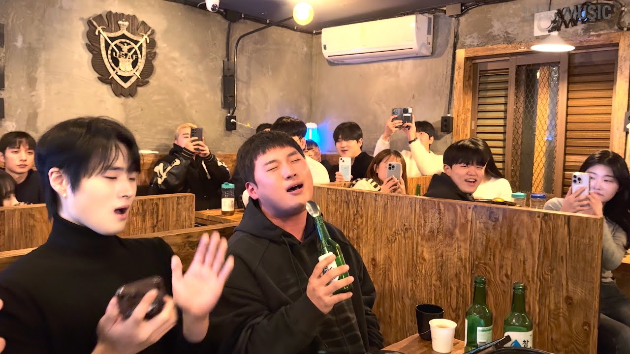 술집에서 즉흥으로 신곡 고음 박살내는 ‘임재현’ 클라스 ㄷㄷ 반응 보세요 ㅋㅋ