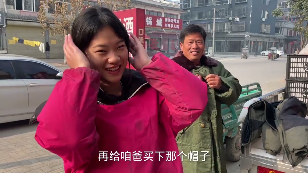 老丈人从陕西拉一车苹果，刚到集市上就一抢而空，老丈人心里美了 #赶集 #老丈人和女婿 #陕西苹果