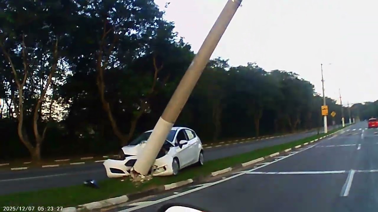 Motorista Imprudente Acerta o Poste
