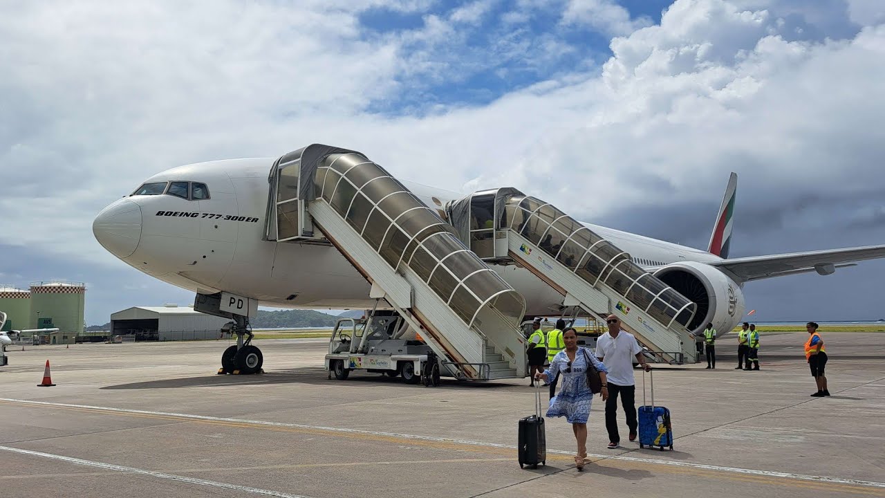 Emirates B777-300ER - Landing at The Seychelles