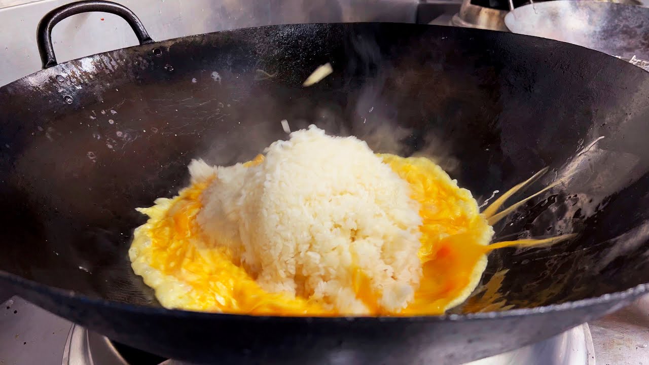 お腹がいっぱいになっても食べ続けてしまうしらすチャーハン。　Fried rice with Shirasu