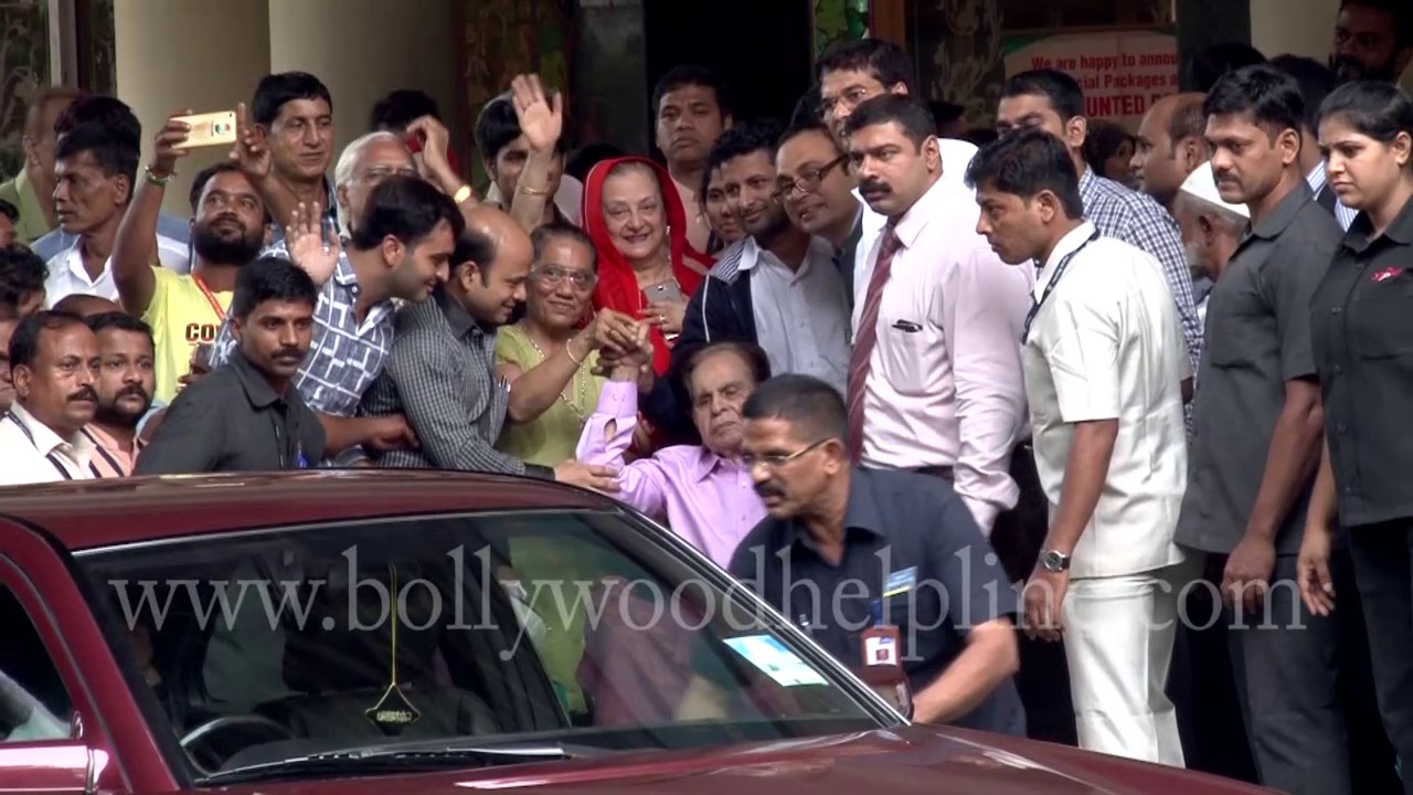 Dilip Kumar & Saira Banu At Lilavati Hospital
