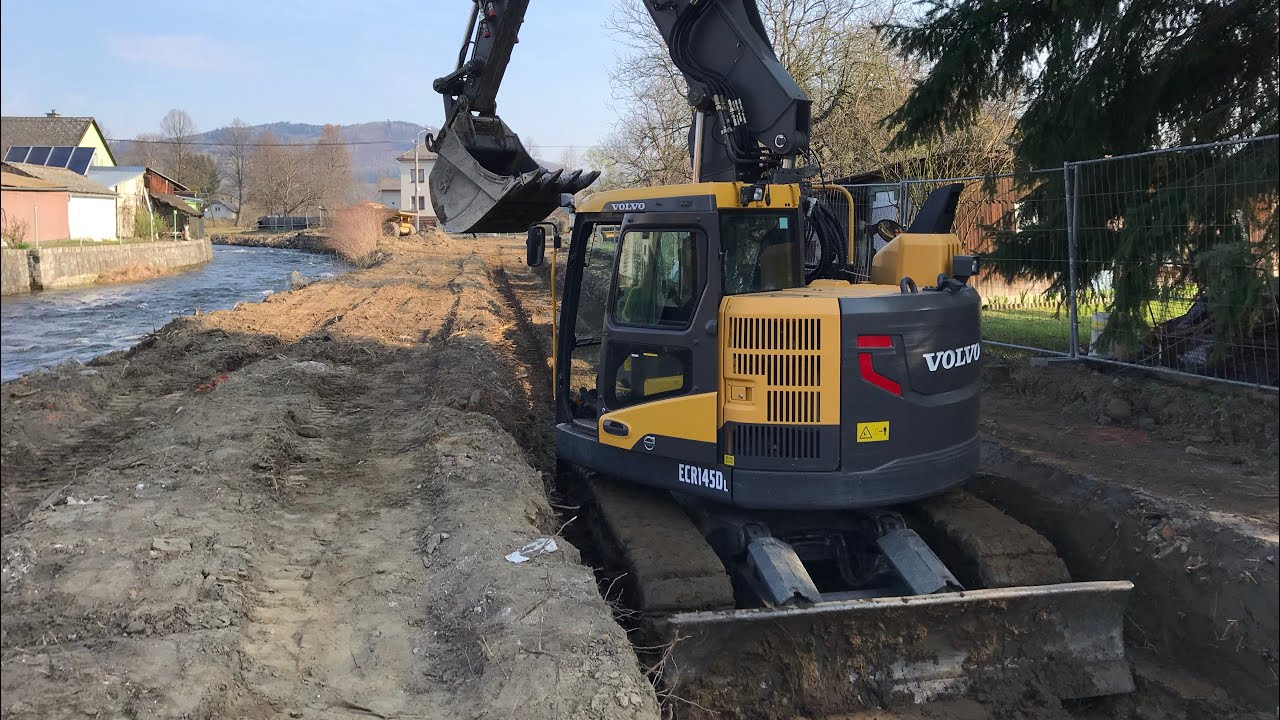 Flood Wall / Volvo 180 C Chystání zídky / Volvo ECR 145DL