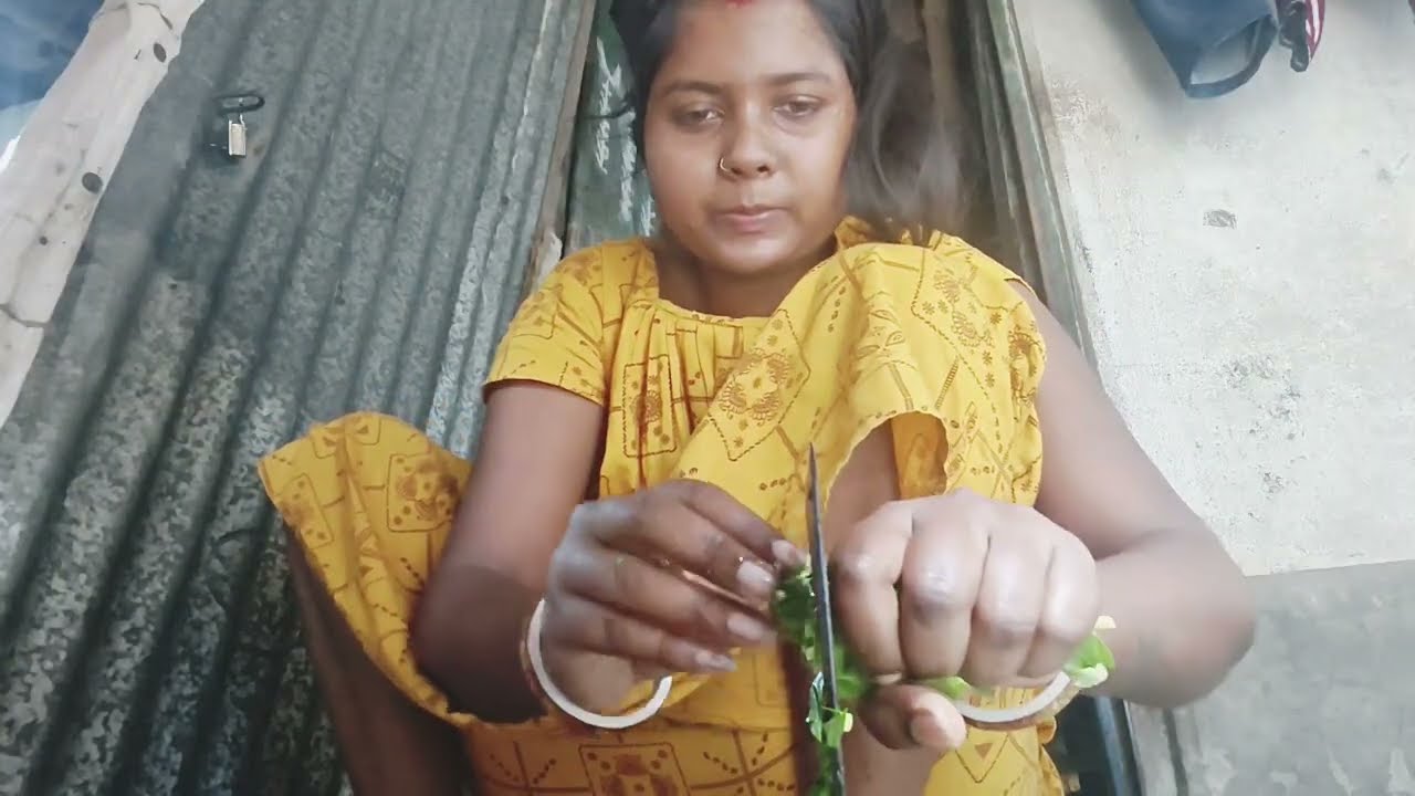 Fart challenge video শাক কাটতে কাটতে বসে বসে ফানি ভিডিও