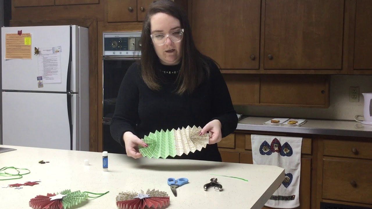 Victorian Christmas Crafts DIY: Paper Medallion Ornaments