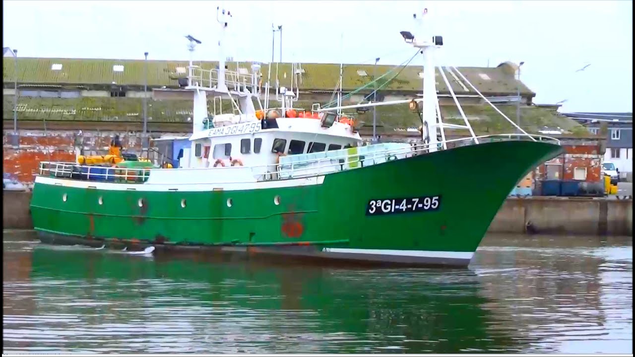 Bateau de pêche espagnol ; Hermano Busto ; Barco ; Départ ; Fishing ; Lorient ; Bretagne ; France