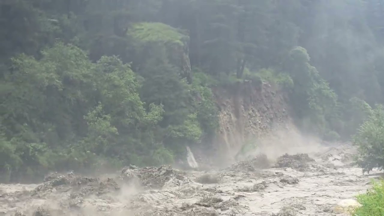 #Manali se upar#Badal fat gaye hai#Manali ki byaas Nadi Khatre per chal rahi hai