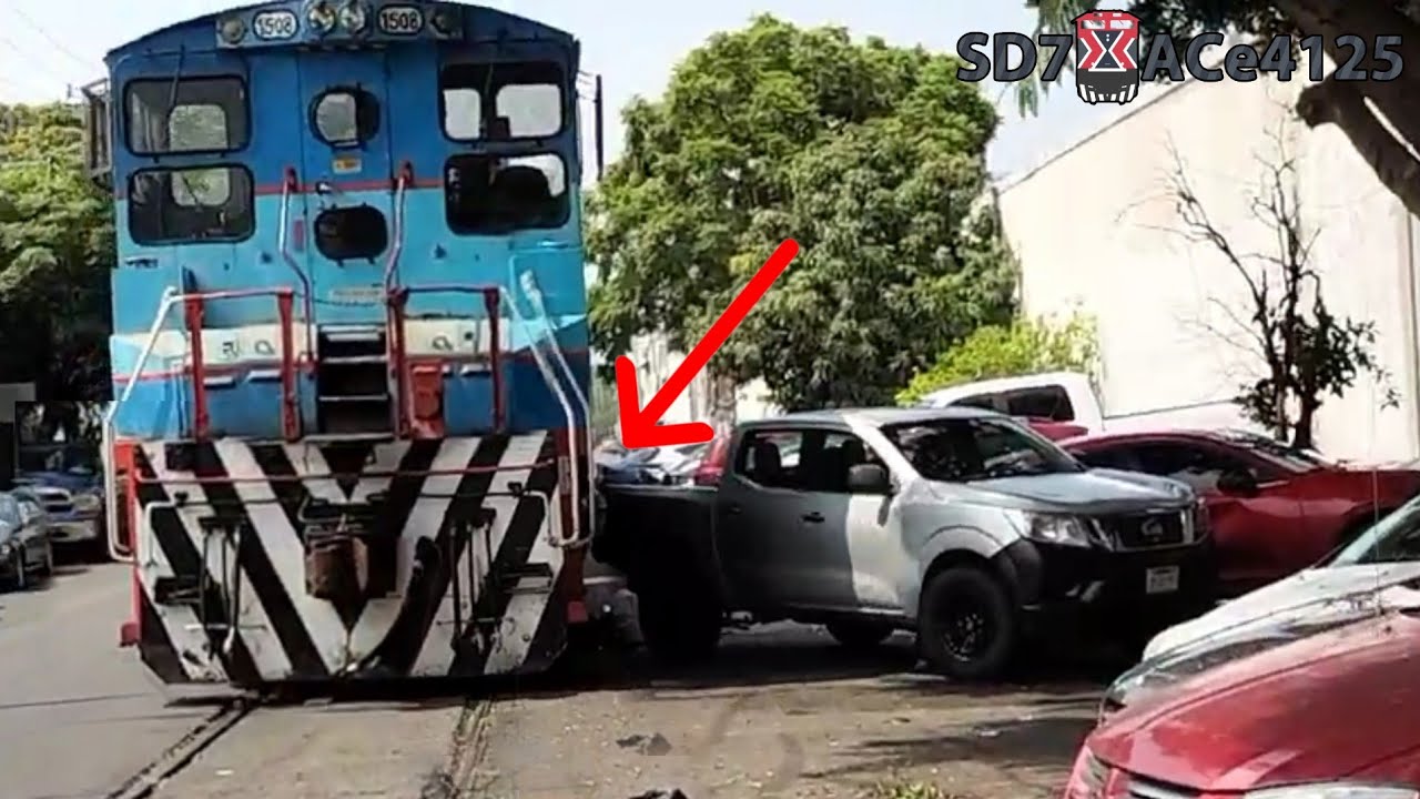 Lo ARRASTRA VEH&Iacute;CULO por varios METROS🚂 Porque la gente estaciona su Veh&iacute;culo junto a las vias?
